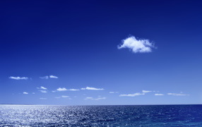Белые облака над синим морем
