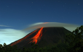 Извержение вулкана с лавой
