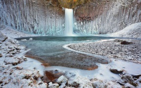 Замерзший зимний водопад