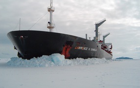 Черный корабль застрял во льдах