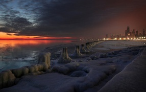 Frosty evening on the shores of the lake in Chicago