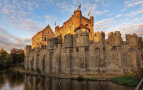 Старинный замок с высокими стенами