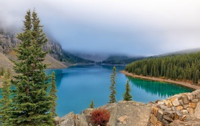 Туманное озеро в национальном парке Банф, Канада