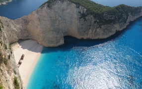 Белая скала на острове в Греции