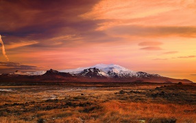 Равнины и горы в Исландии на закате солнца