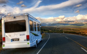 Автобус на шоссе в Новой Зеландии