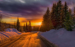 Закат на зимней дороге в Норвегии