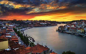 Река в городе Порто, Португалия