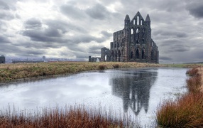 Руины храма на берегу озера в Шотландии