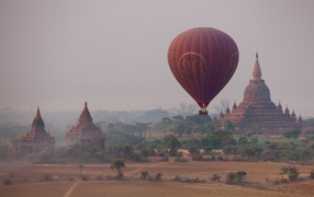 Воздушный шар на фоне буддийских храмов