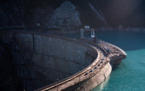 Плотина гидроэлектростанции в горах