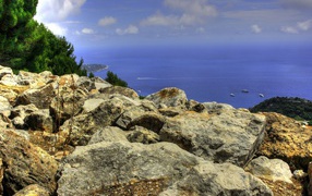Скалистый берег Средиземного моря