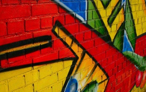 Часть яркого граффити на кирпичной стене