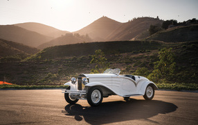Стильный белый ретро автомобиль Isotta Fraschini Tipo 8A Spyder Flying Star Touring, 1931 года