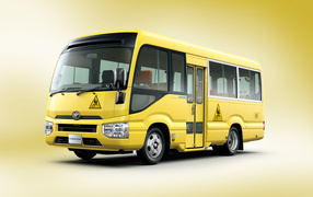 Желтый школьный автобус Toyota Coaster, 2017