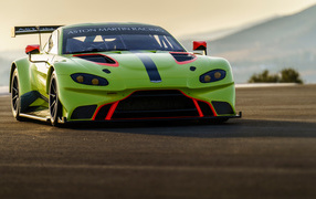Зеленый спортивный автомобиль Aston Martin Vantage GTE, 2018