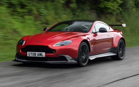 Красный спортивный автомобиль Aston Martin Vantage GT8 на скорости