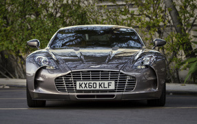 Серебристый автомобиль Aston Martin One-77 Coupe вид спереди