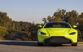 Желтый автомобиль Aston Martin Vantage, 2018 вид спереди