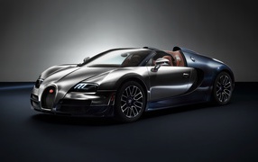 Стильный серебристый автомобиль Bugatti Veyron Grand