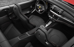 Черный кожаный салон автомобиля Ferrari Portofino, 2018