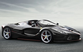 Черный спортивный автомобиль Ferrari LaFerrari Aperta