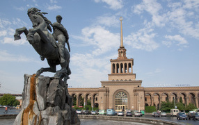 Памятник Давиду у железнодорожного вокзала город Ереван 