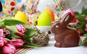 Шоколадный пасхальный кролик и тюльпаны 
