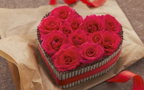 Большая коробка в форме сердца с красными розами внутри