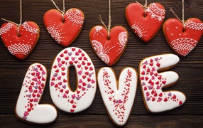 Надпись любовь и сердечки из имбирного печенья