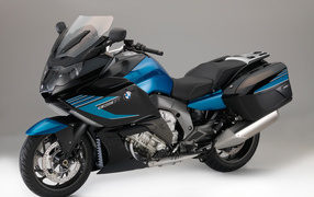 Спортивный мотоцикл BMW K1600GT на сером фоне