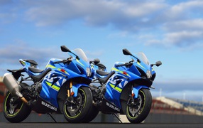 Два синих гоночных мотацикла  Suzuki GSX-R1000, 2017