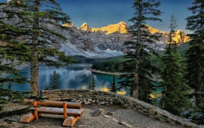 Скамья с видом на горы и озеро Морейн в Канаде