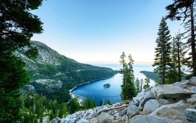 Живописная горная природа у голубого озера 