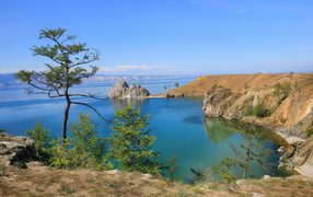 Каменные утесы у чистой воды живописного озера Байкал,  Россия