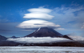 Облака над Ключевской сопкой, Камчатка 