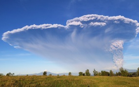Белый дым активного вулкана Кальбуко в голубом небе, Чили