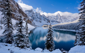Озеро в горах зимой