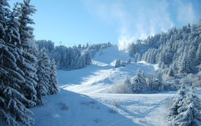 Лыжная трасса в горах зимой