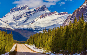 Дорога на фоне заснеженных гор, национальный парк Банф, Канада 