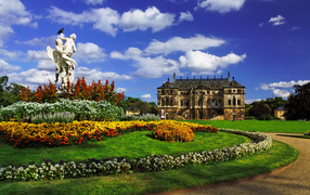 Скульптура и замок в саду Гроссер гартен, Дрезден. Германия 