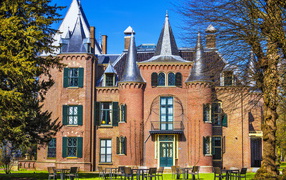 Замок Kasteel Keukenhof в Лиссе, Нидерланды 