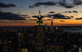Ночной небоскреб Эмпайр-стейт-билдинг на фоне красивого неба. Манхэттен. Нью- Йорк