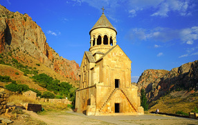 Церковь Нораванк в горах под голубым небом,  Армения