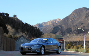 Электромобиль Tesla Model S, цвет серебристый металлик 