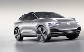 Стильный серебристый электромобиль Volkswagen I.D. CROZZ l на сером фоне