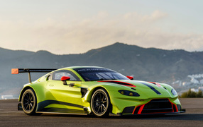 Быстрый автомобиль Aston Martin Vantage GTE 2018