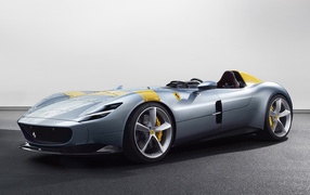 Красивый серебристый спортивный автомобиль Ferrari Monza SP1 2019 года