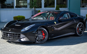 Черный спортивный автомобиль Ferrari F12 berlinetta