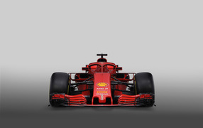 Гоночный автомобиль Ferrari SF71H,  2018 года вид спереди